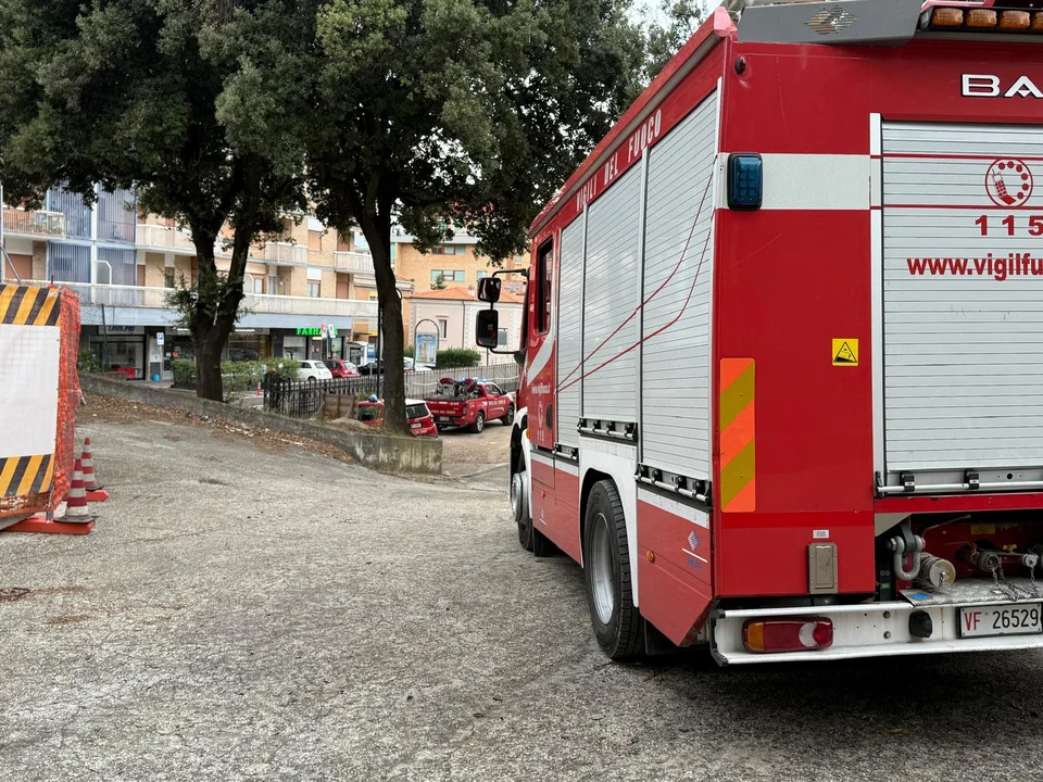 VIDEO | Teramo, grossa fuga di gas in viale Crucioli: tranciato tubo nella sede dell'ex Rettorato