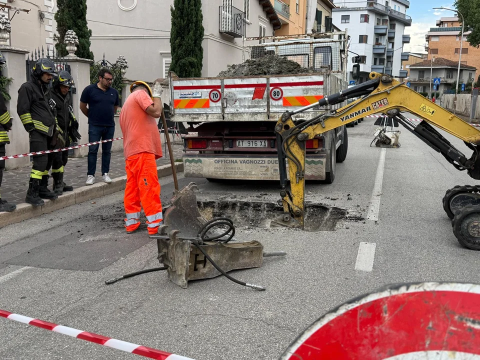 Conduttura del gas non tracciata ma la situazione a Viale Crucioli è sotto controllo