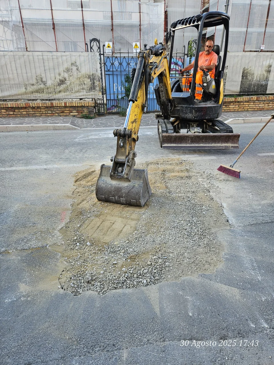 Viale Crucioli riaperta al traffico: ultimata la riparazione alla linea di gas metano