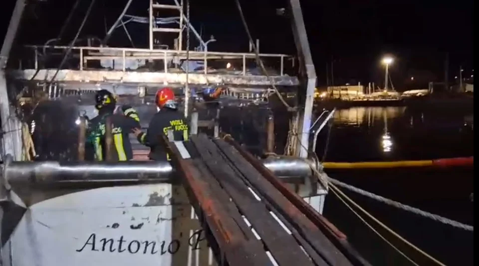 VIDEO | A fuoco un peschereccio nel molo nord di Giulianova
