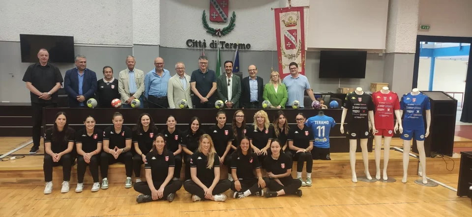 FOTO e VIDEO | Pallamano Teramo, la squadra si presenta alla città e... alla politica
