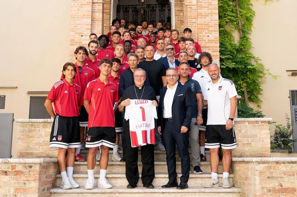 Calcio e riti, il Teramo dal vescovo Leuzzi: "L’evoluzione del calcio di oggi mi disorienta"