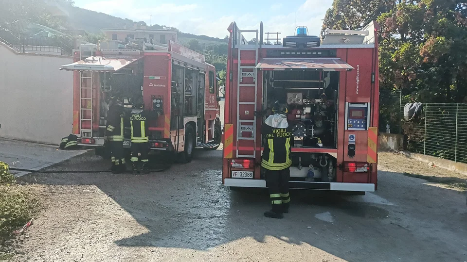 Incendio in un'autorimessa a Colonnella: sul posto i vigili del fuoco