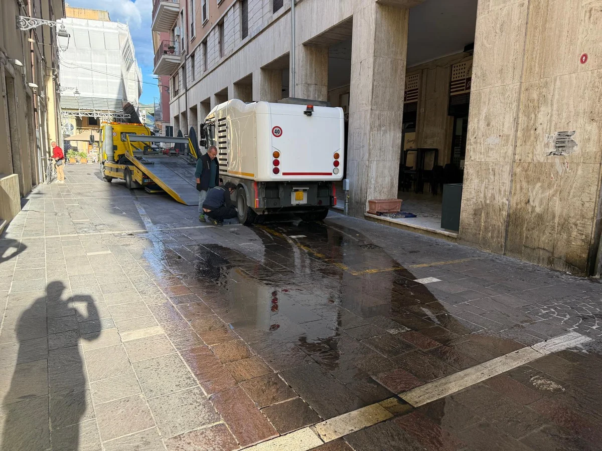 Guasto spazzatrice TeAm, sversamento in via della Verdura