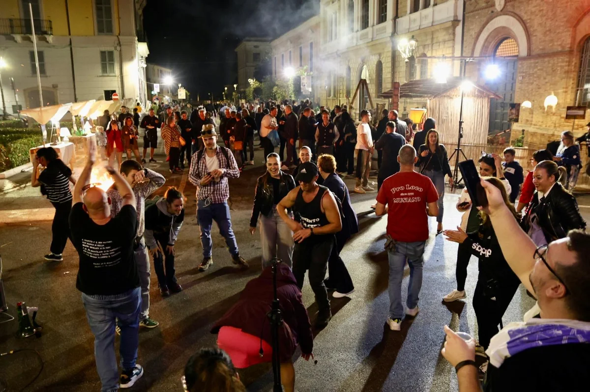 FOTO | Convivialità, folklore ed enogastronomia a Mosciano con Arrostiland