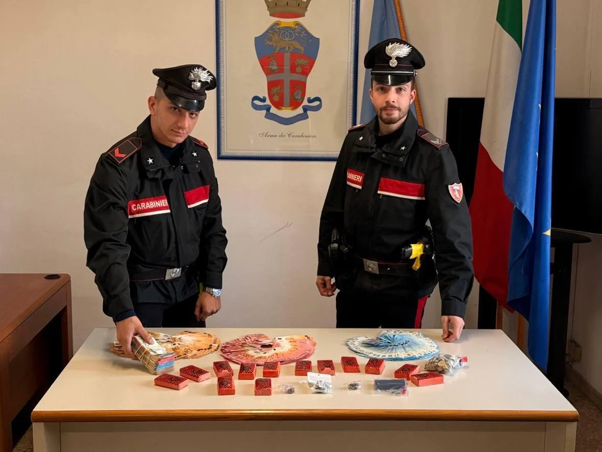 Tenta di disfarsi della droga lanciandola dal balcone: arrestato pusher a Corropoli con un chilo di hashish in casa