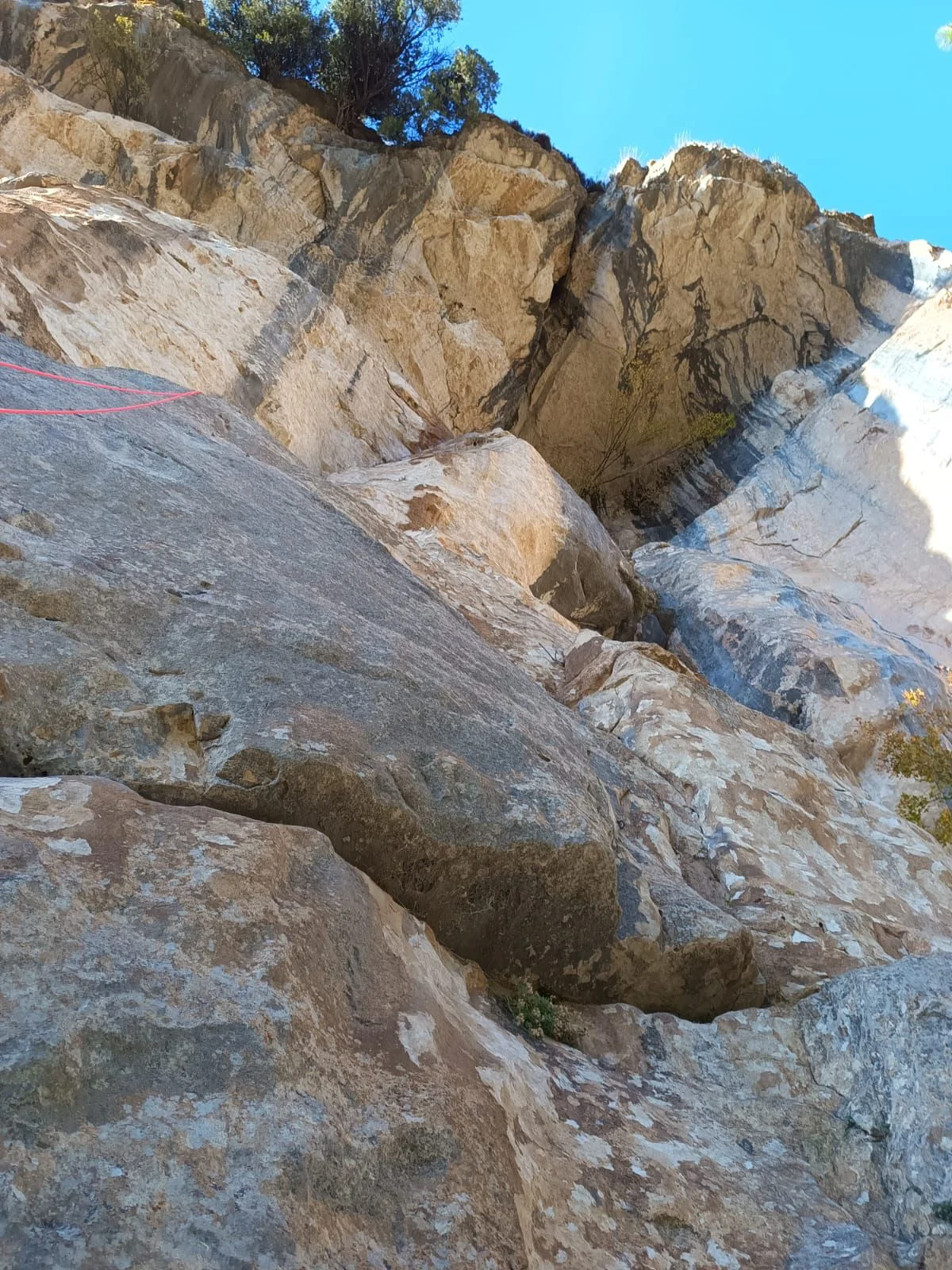 Cade un masso in falesia: muore un 35enne, feriti altri due scalatori