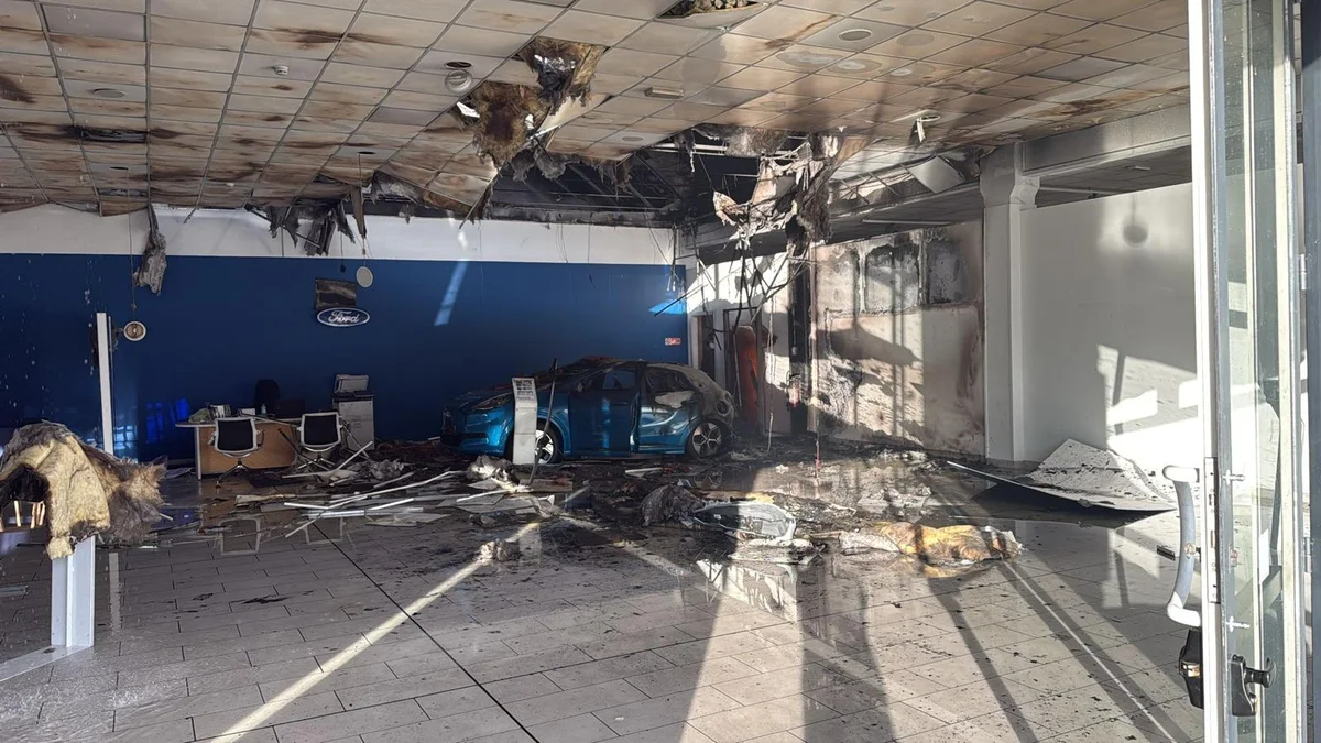 FOTO | Incendio in un'officina meccanica: danni ingenti alla Decar