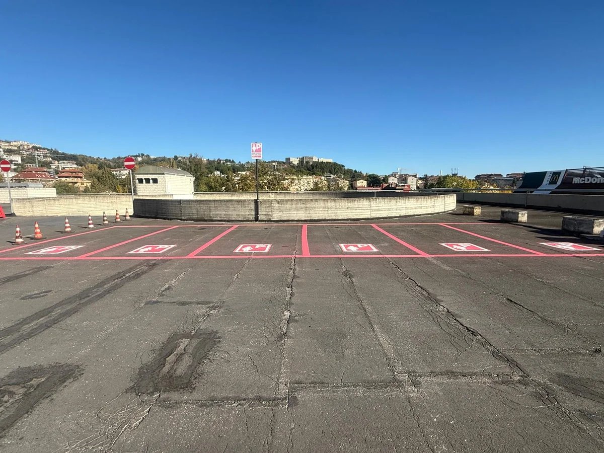VIDEO | Parcheggi rosa a piazzale San Francesco: Costruttori Teramani al fianco delle donne
