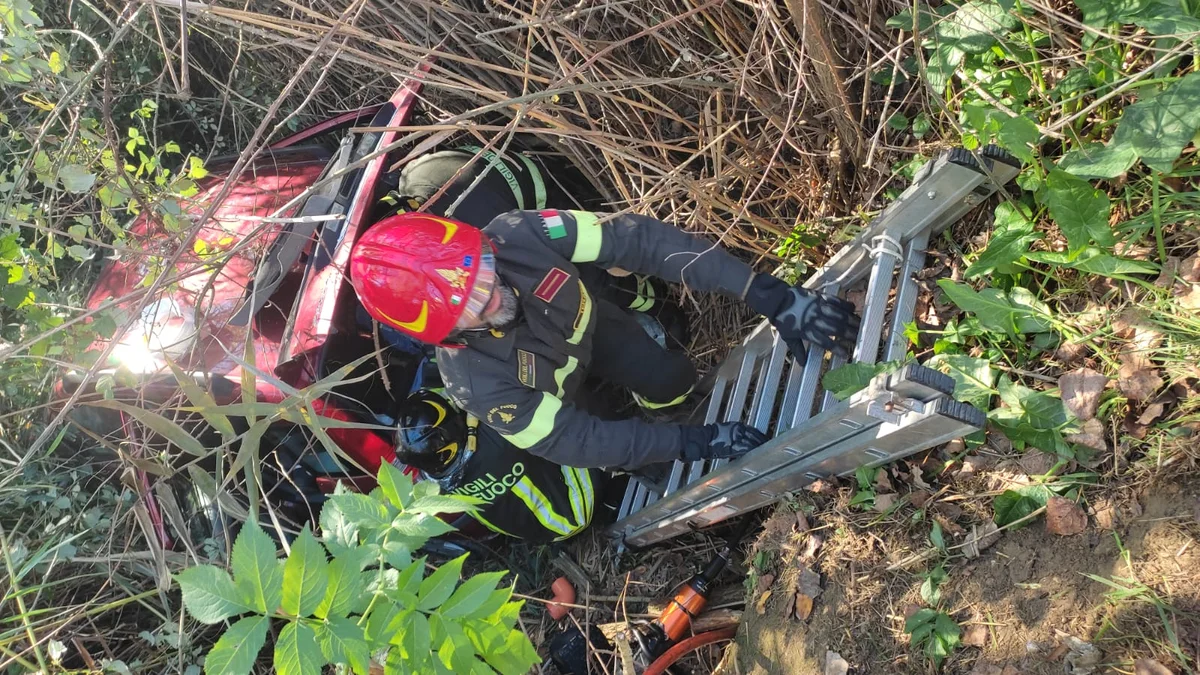 Incidente sulla SP 8, un'auto viene sbalzata fuori strada e finisce in un burrone