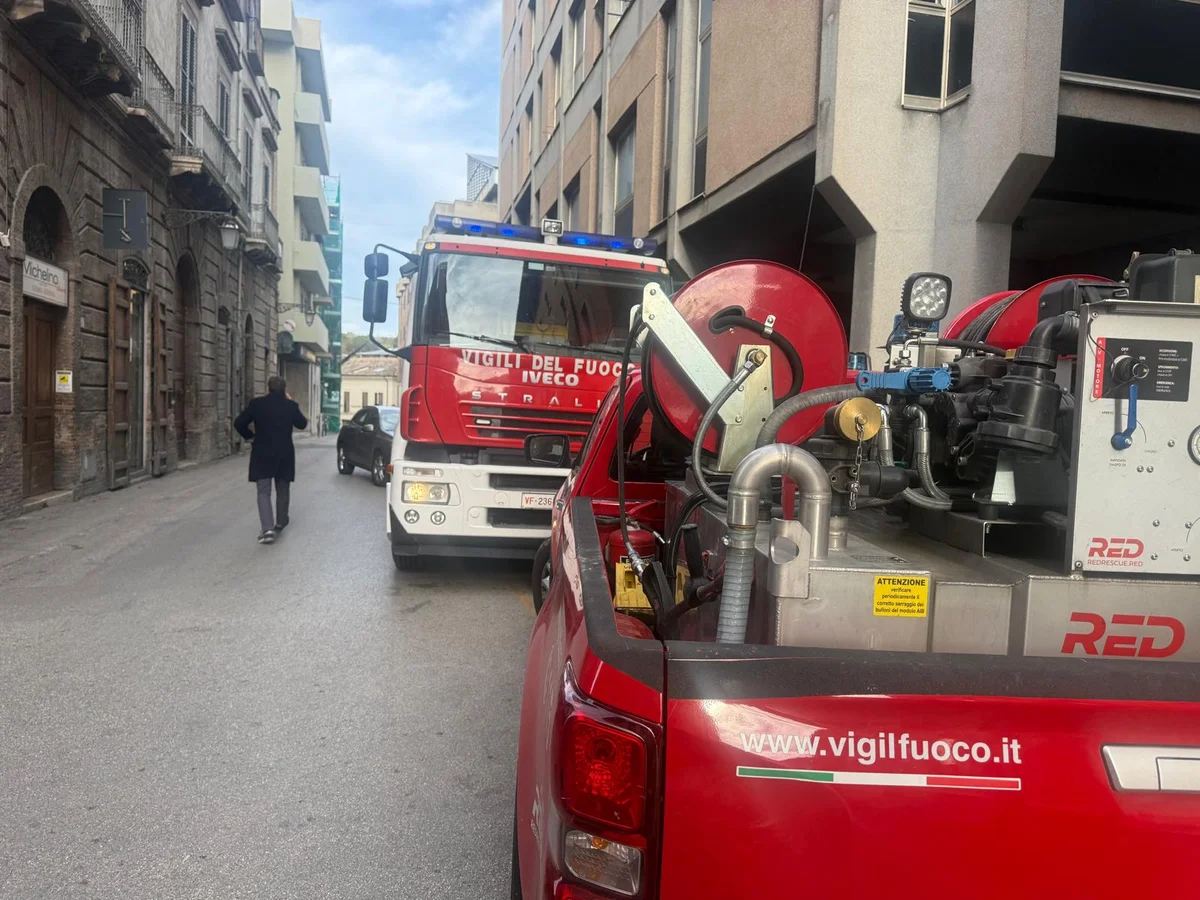 FOTO | Cadono pezzi di balcone in via Nazario Sauro
