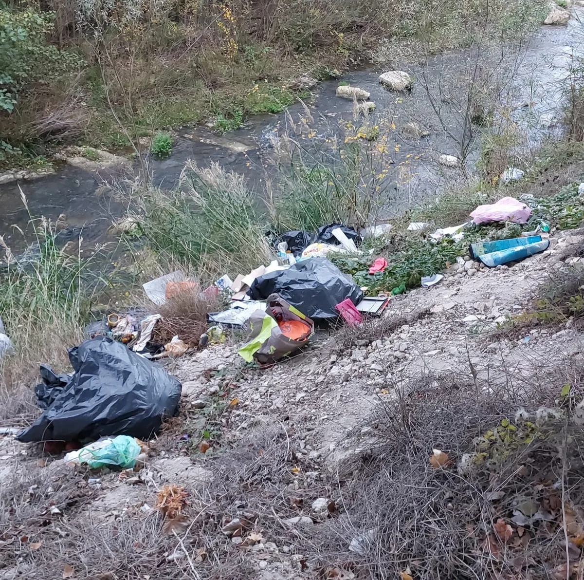 FOTO | Discarica a cielo aperto tra il ponte a catena e la Gammarana: incivili in azione a Teramo
