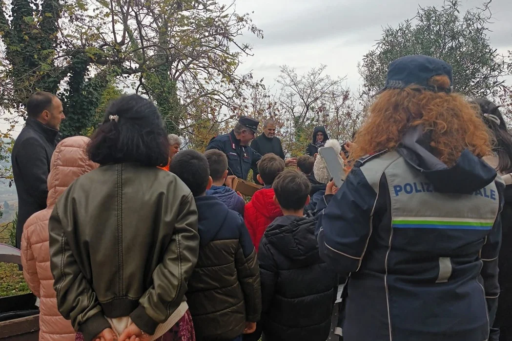 FOTO | Festa dell’Albero ad Ancarano, gli alunni della primaria hanno messo a dimora nuove piante