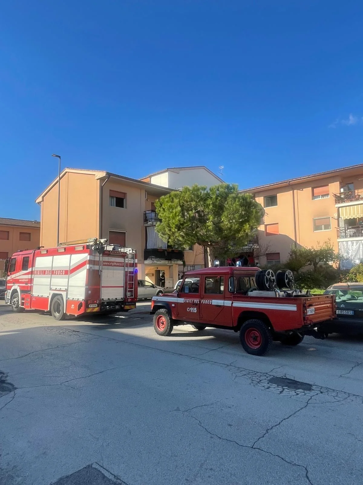 FOTO | Incendio in una palazzina in via Europa a Roseto degli Abruzzi