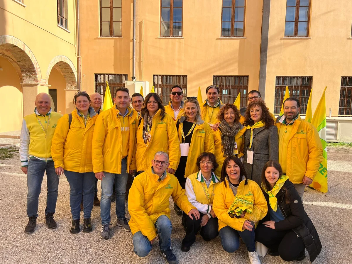 Una lunga sfilata di trattori delle campagne teramane