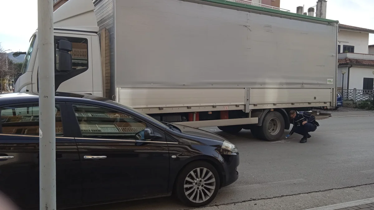Semaforo non funzionante: camion ed auto si scontrano al centro di San Nicolò