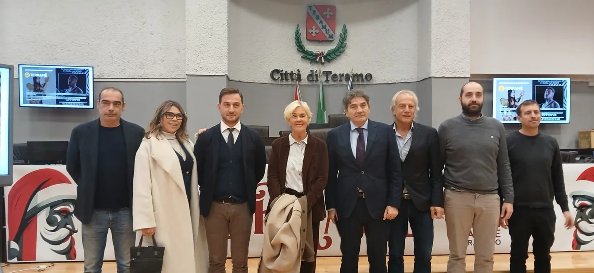 FOTO e VIDEO | Natale Teramano 2025: Cammariere, Corsi e Sfera Ebbasta tra gli eventi. Anni '90 per la notte di Capodanno