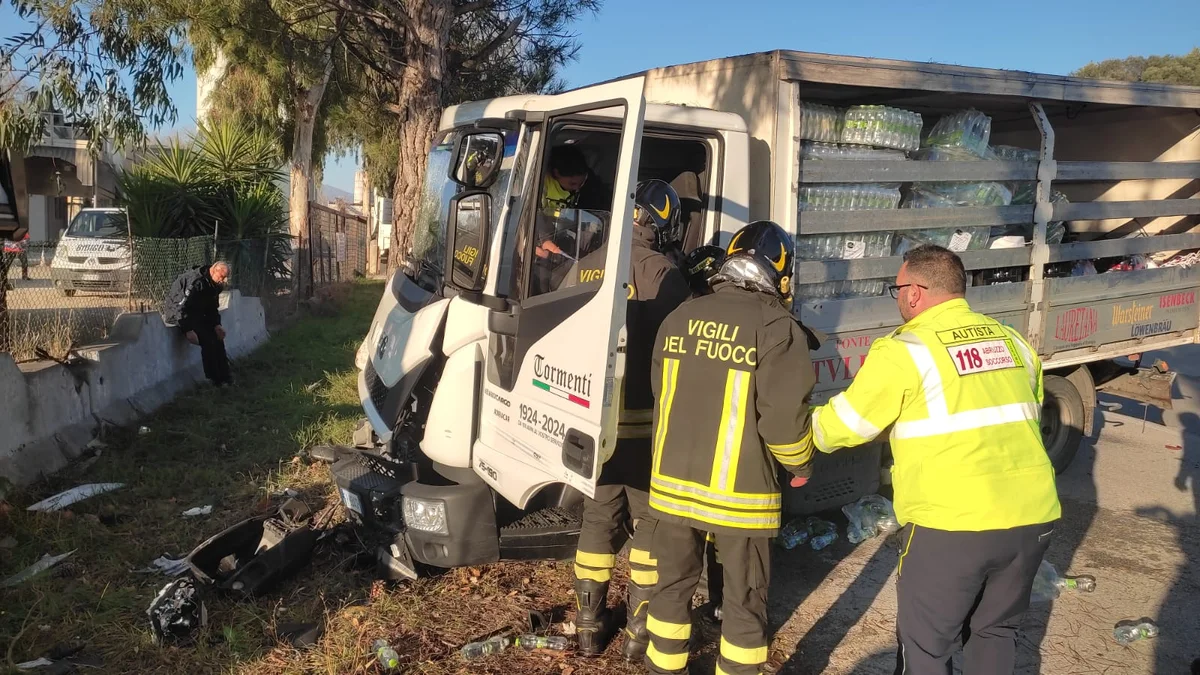 FOTO | Incidente sulla Sp8 Salinello tra un camion ed un'auto: tre i feriti
