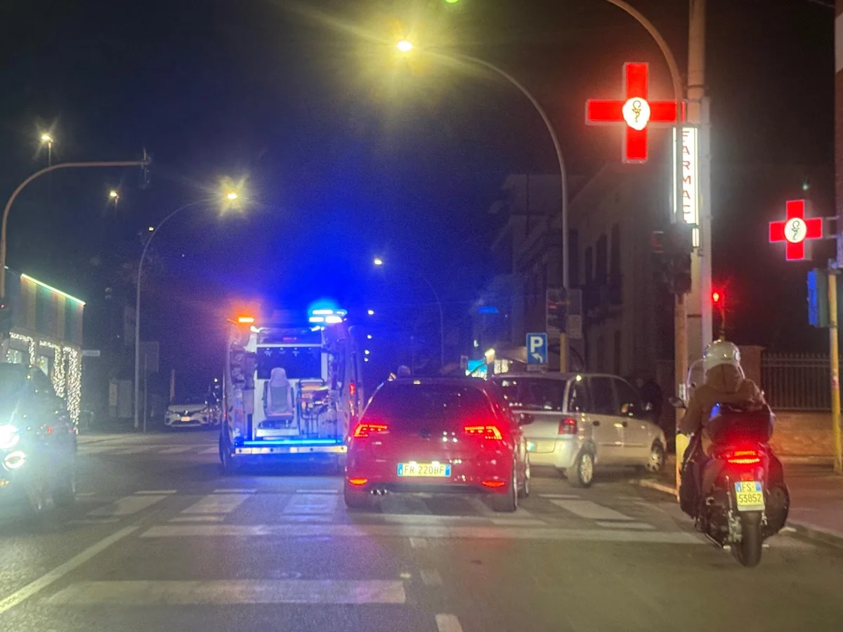 Moto contro auto in Viale Crispi, 23enne finisce al Mazzini