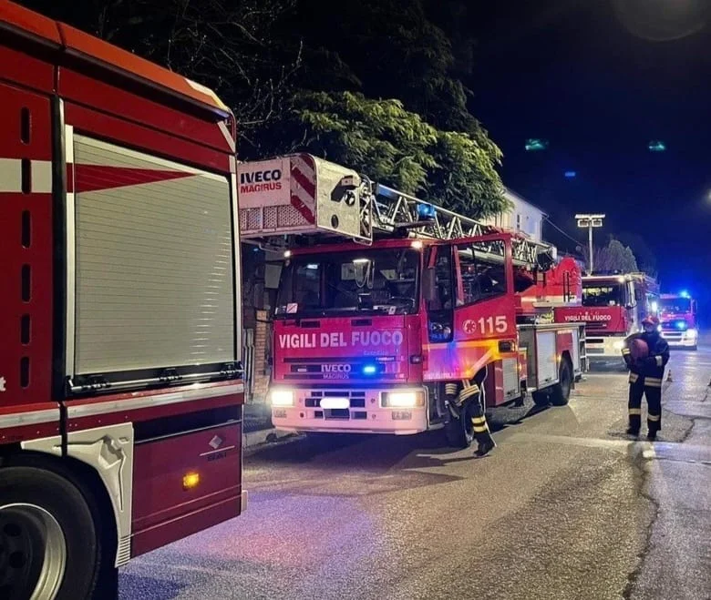 Pineto, incendio in un condominio: evacuati 10 appartamenti
