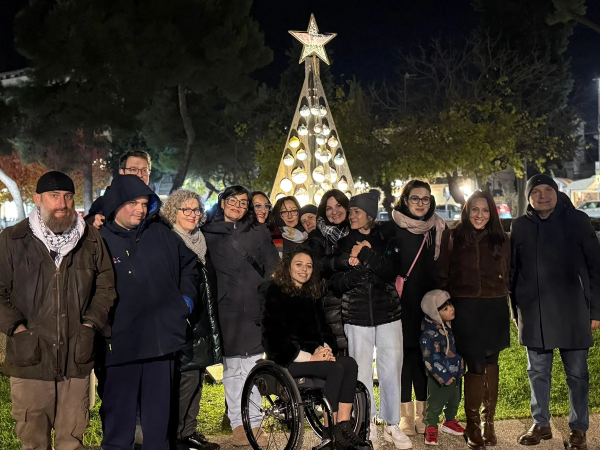 Inaugurato a Pineto l’albero di Natale inclusivo realizzato dalle persone con disabilità