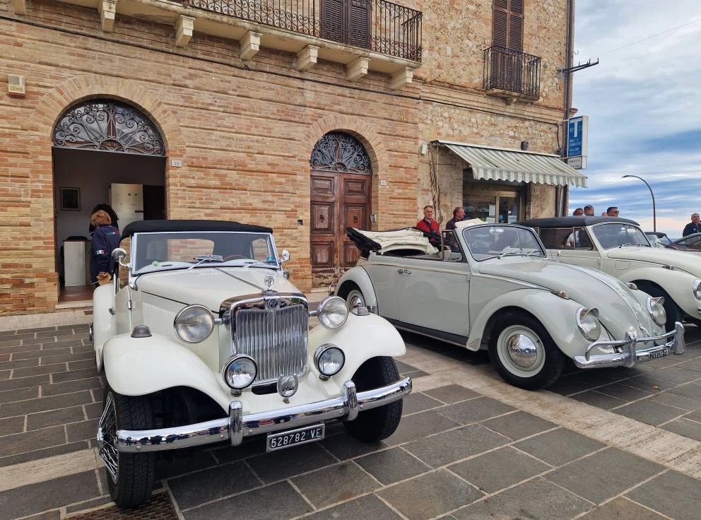 FOTO | 1° Raduno d'Auto d'Epoca, ampia partecipazione di pubblico e collezionisti a Morro d'Oro