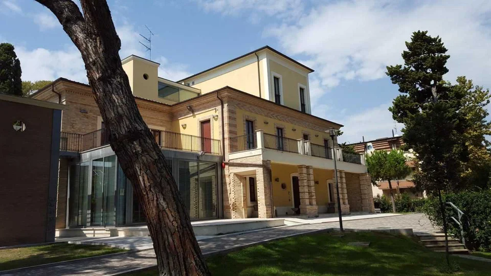 Biblioteca chiusa a Ferragosto: turista storica di Alba Adriatica segnala disservizio