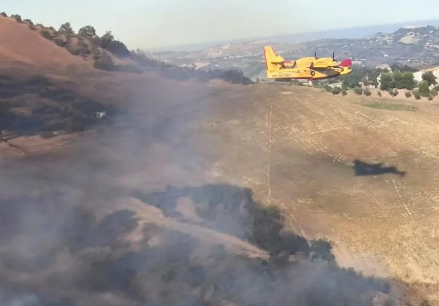 FOTO e VIDEO | Incendio tra Miano e Rapino, arrivato il Canadair. Proseguono operazioni di spegnimento