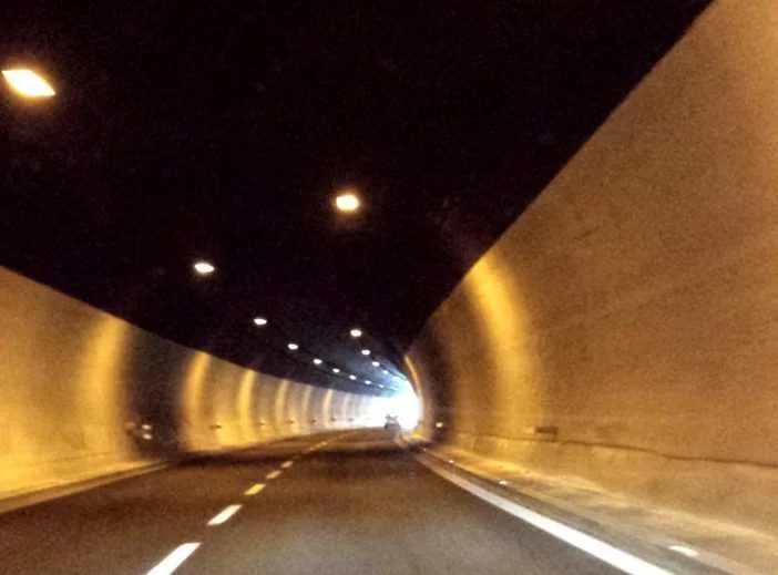 Galleria Cartecchio, motociclista 27enne in codice rosso