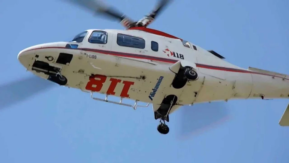 Si ribalta con l'auto in A14: due feriti in codice rosso