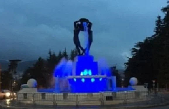 25 maggio, la Fontana Luminosa si illumina di blu per la Giornata Internazionale dei Bambini Scomparsi