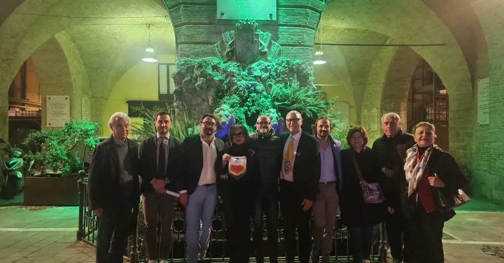 Il Lions Club Teramo illumina di verde la Fontana dei Due Leoni per la Giornata Mondiale della Salute Mentale