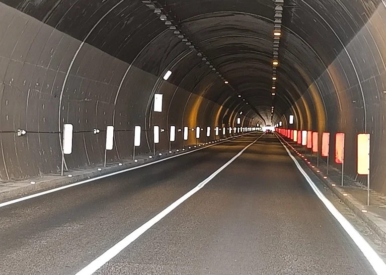 FOTO | S.P. 3 di Piancarani, limite di velocità di 90 km/h in strada e di 70 in galleria. Sanzioni valide