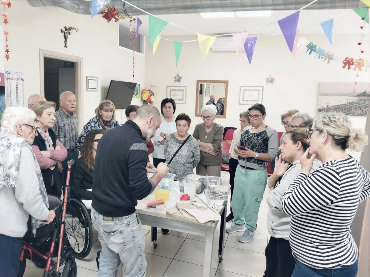 FOTO | Avviati a Pineto i laboratori per l'albero di Natale inclusivo