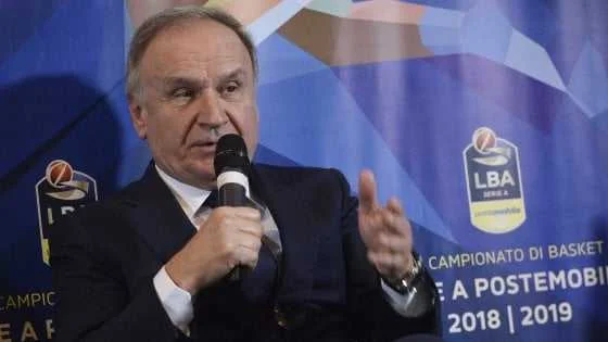Coronavirus, il basket verso la riduzione degli stipendi. Petrucci: "Impensabile non farlo"