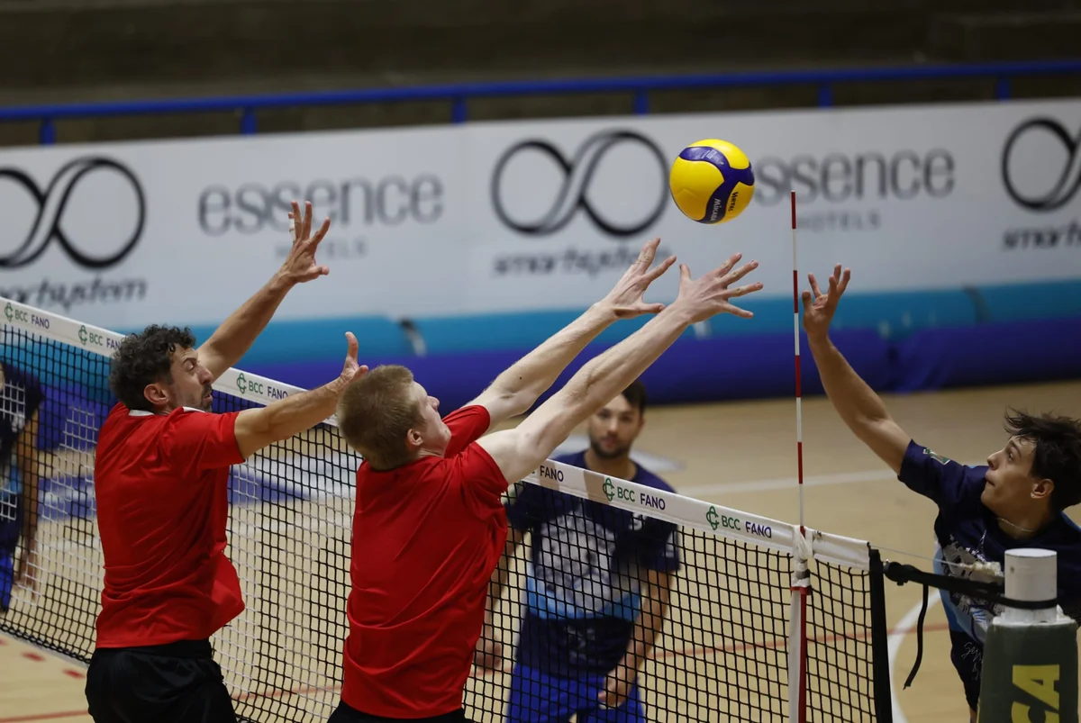 Volley amichevole, l'ABBA Pineto fermata al tie break: vince Fano (3-2)