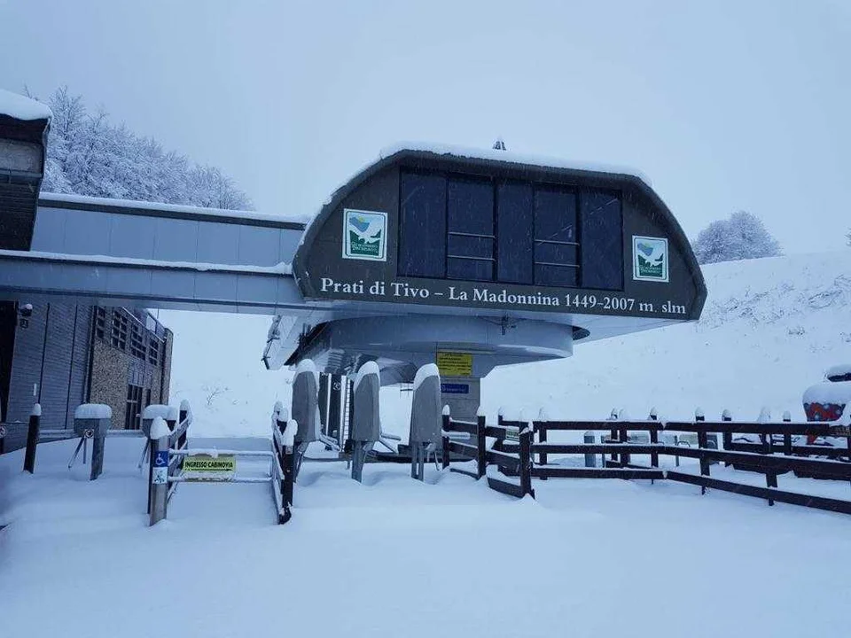 VIDEO | Prati di Tivo, arriva la neve ma gli impianti restano chiusi