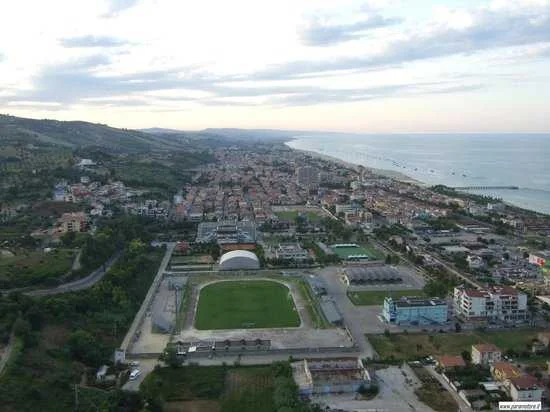 Roseto, madre e figlio costretti a vivere in una baracca sul lungomare: la denuncia dello Sportello Sociale USB