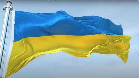 L'Aquila, la Fontana luminosa illuminata con i colori della bandiera ucraina