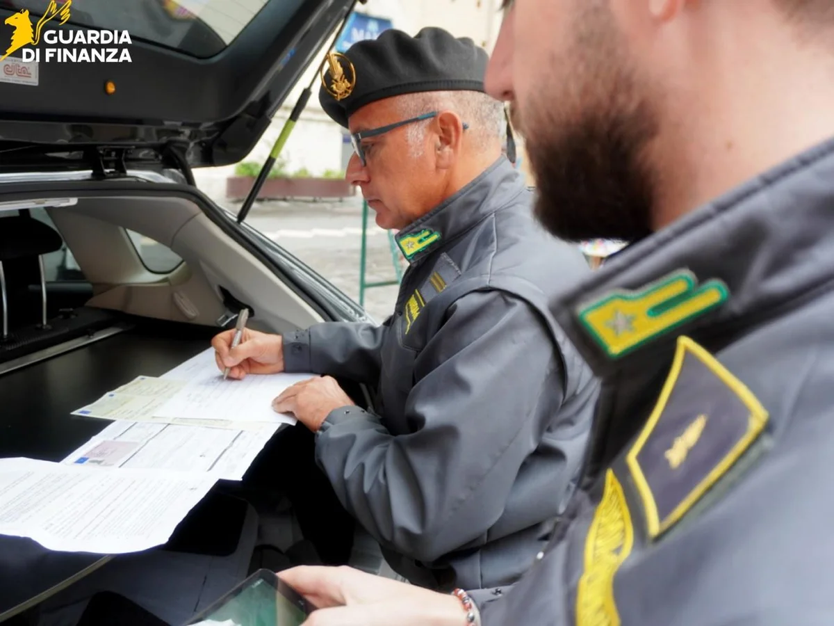 Ai domiciliari col braccialetto elettronico continua a spacciare in casa