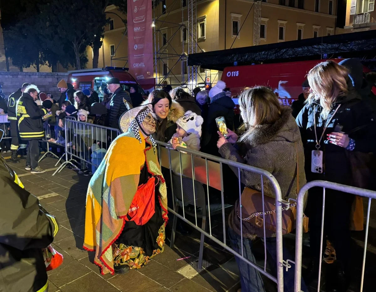 FOTO | La Befana dei pompieri a Teramo