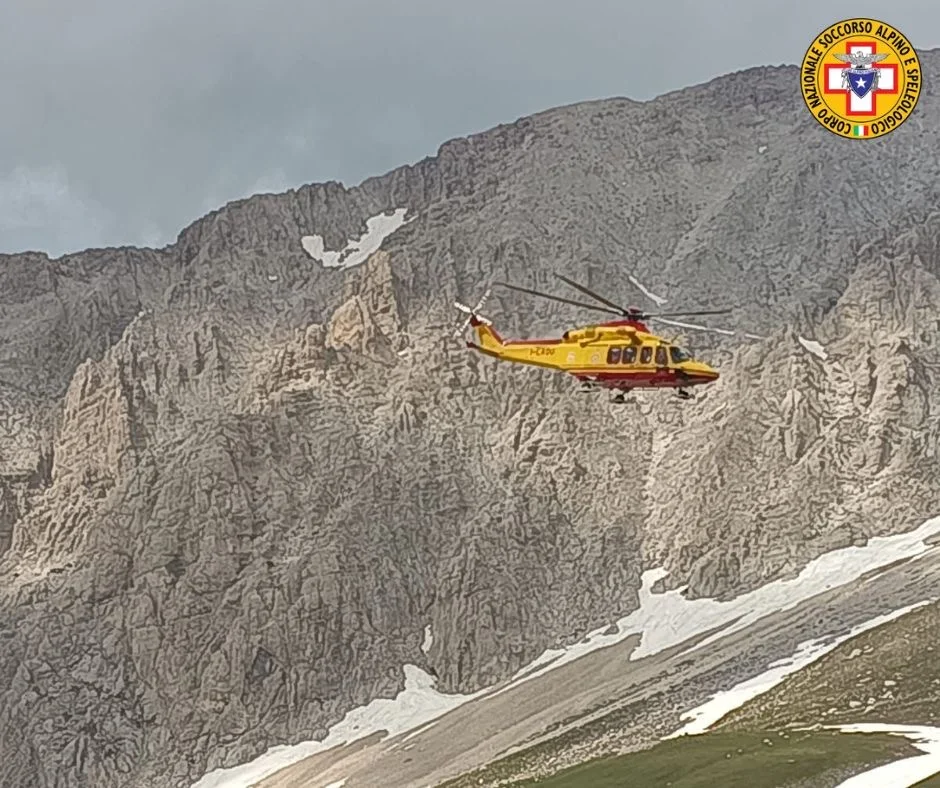 VIDEO | Escursionista scivola su un nevaio durante la discesa: soccorso e trasportato in ospedale