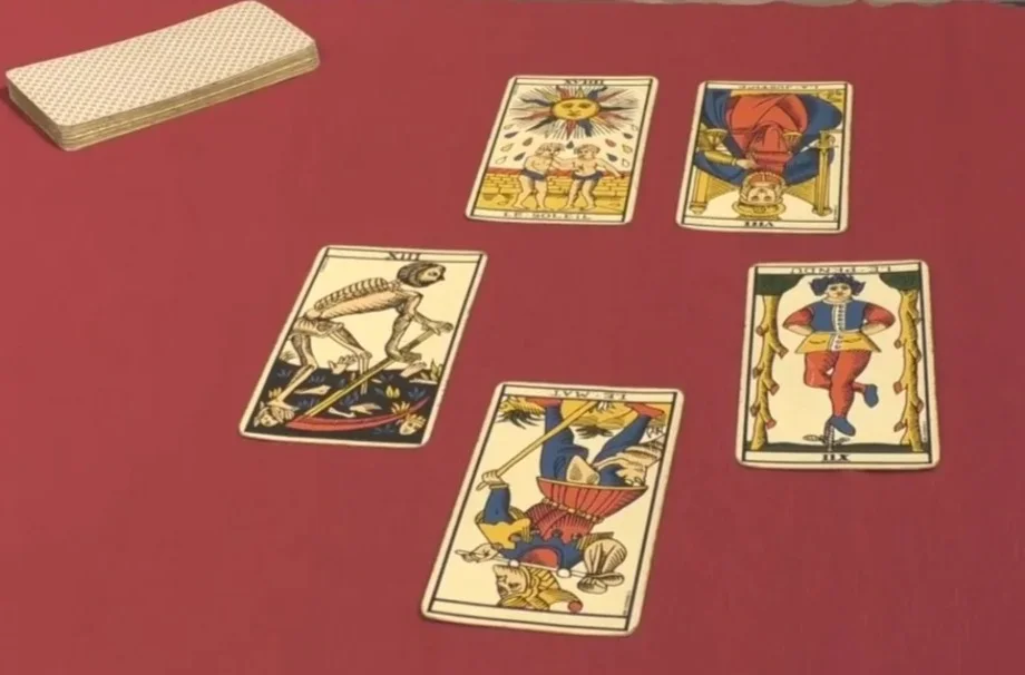 VIDEO | 2026? Sarà un buon anno: lo preannuncia chi legge i tarocchi