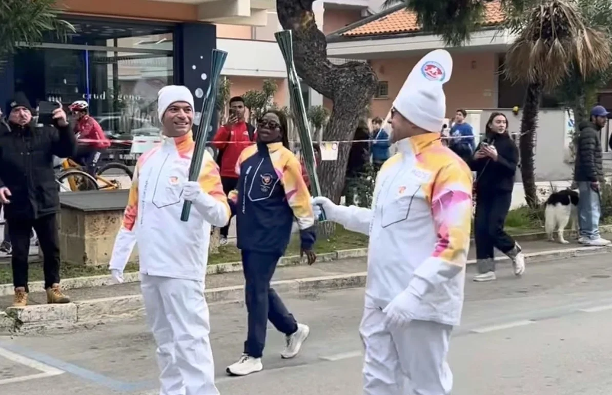 FOTO | La Fiamma Olimpica viaggia da Silvi a Roseto degli Abruzzi
