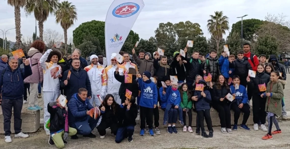 Fiamma Olimpica a Silvi, più di 50 giovani dell'Atletica Vomano hanno accolto il passaggio