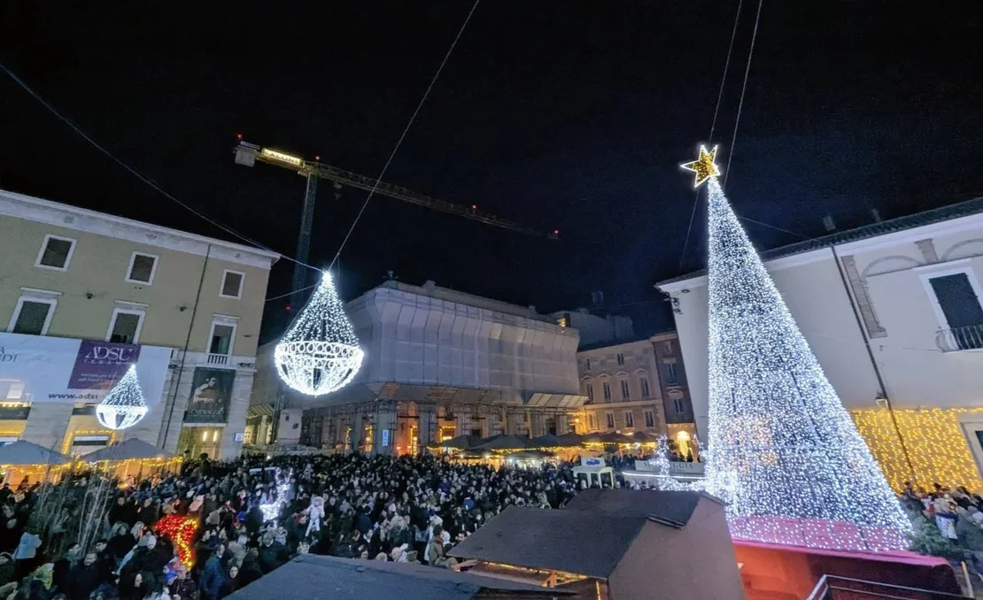 Natale Teramano, luminarie e albero di piazza Martiri fino al 18 gennaio