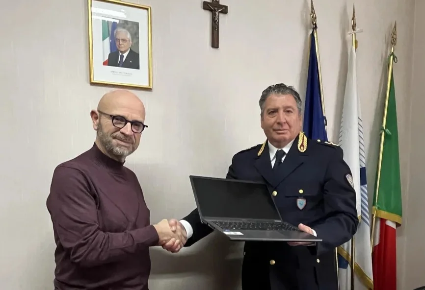 Sicurezza stradale, l'Aci Teramo dona un pc portatile alla Polizia