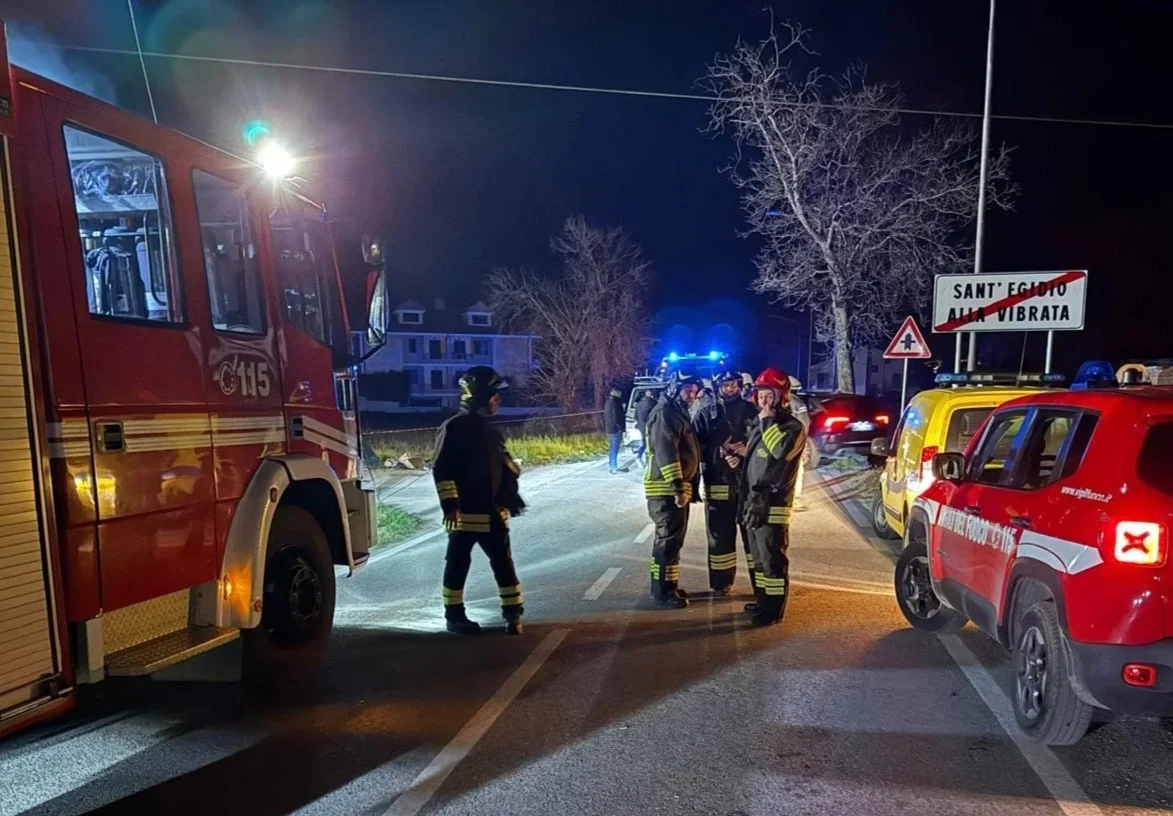 FOTO | Fuga di gas per lo scavo della fibra ottica: esplosione in una casa, un ferito grave. Evacuate 70 famiglie
