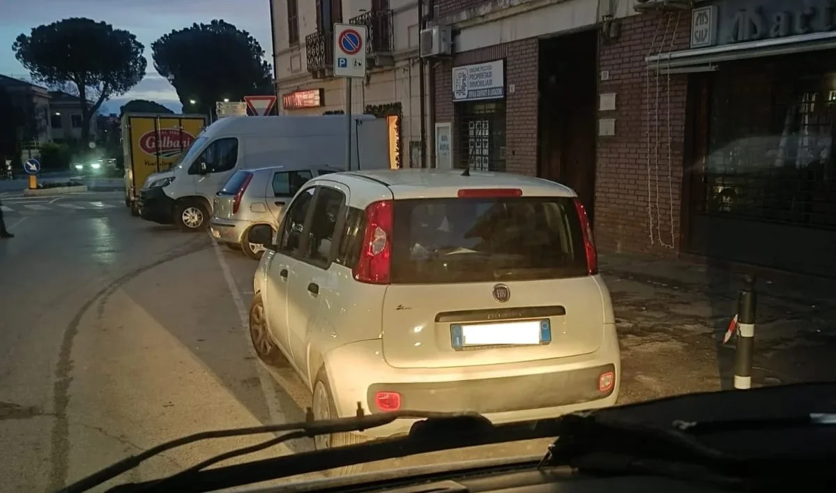 FOTO | Parcheggi occupati: la città che non lavora blocca chi lo fa