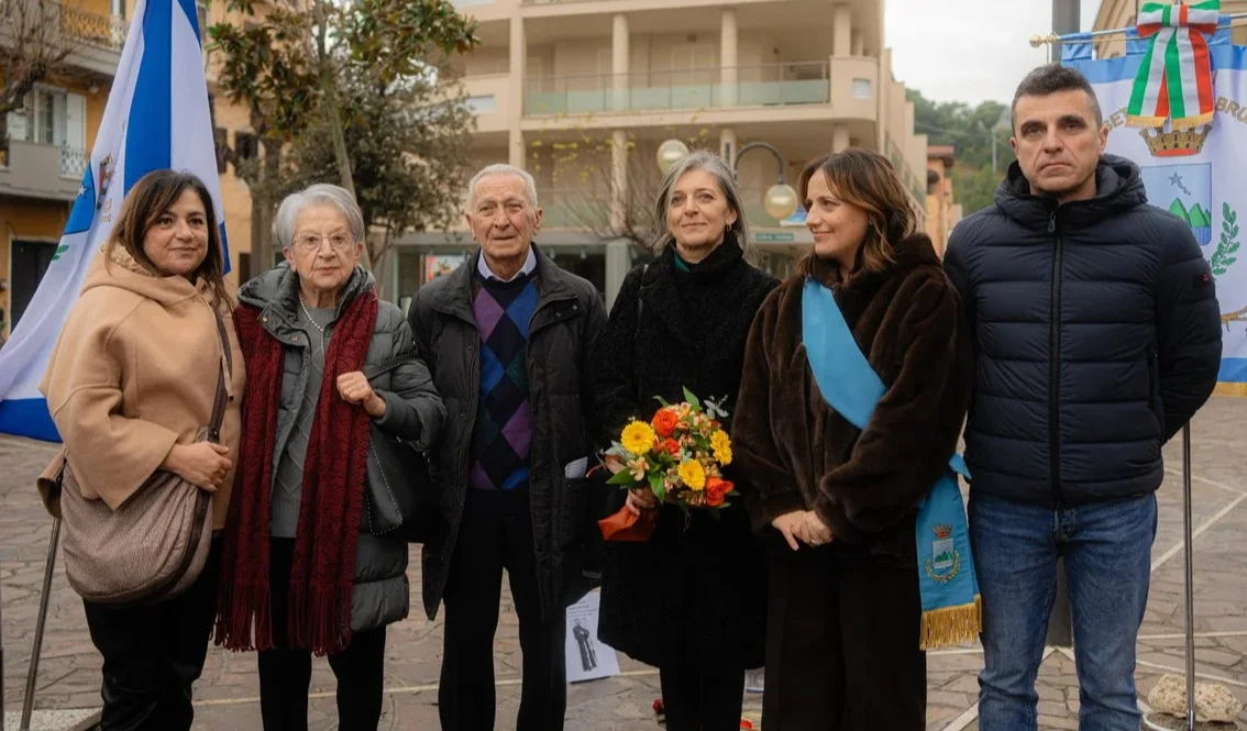 FOTO | Svelata la Pietra d’Inciampo in ricordo del Caporale Alberto Andrietti a Roseto degli Abruzzi